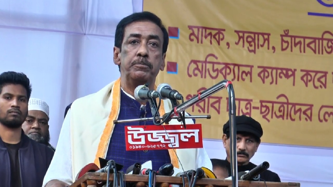 নারায়ণগঞ্জের ওসমানী স্টেডিয়ামে বক্তৃতা দেন শামীম ওসমান। ছবি : কালবেলা