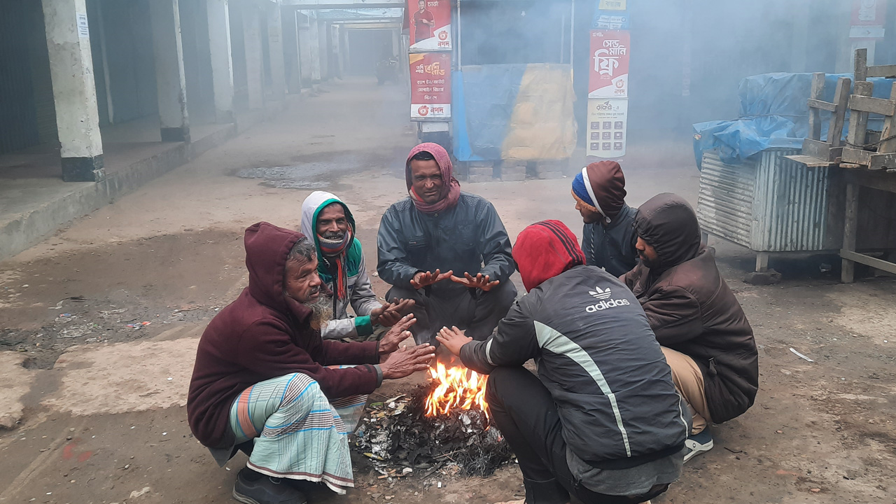 শীত নিবারণে আগুন জ্বেলে তাপ পোহাচ্ছেন কাজের সন্ধানে বের হওয়া কয়েকজন। ছবি : কালবেলা