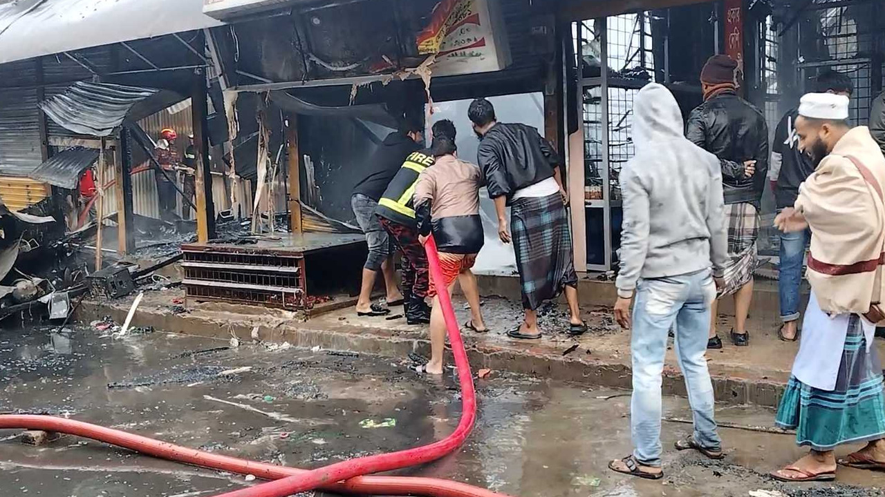 আগুন নেভাতে ফায়ার সার্ভিসকে সহযোগিতা করে স্থানীয়রা। ছবি : কালবেলা