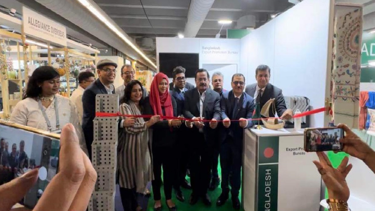 জার্মানির ফ্রাঙ্কফুর্টে স্টল উদ্বোধন করেন পাট ও বস্ত্রমন্ত্রী জাহাঙ্গীর কবির নানক। ছবি : কালবেলা