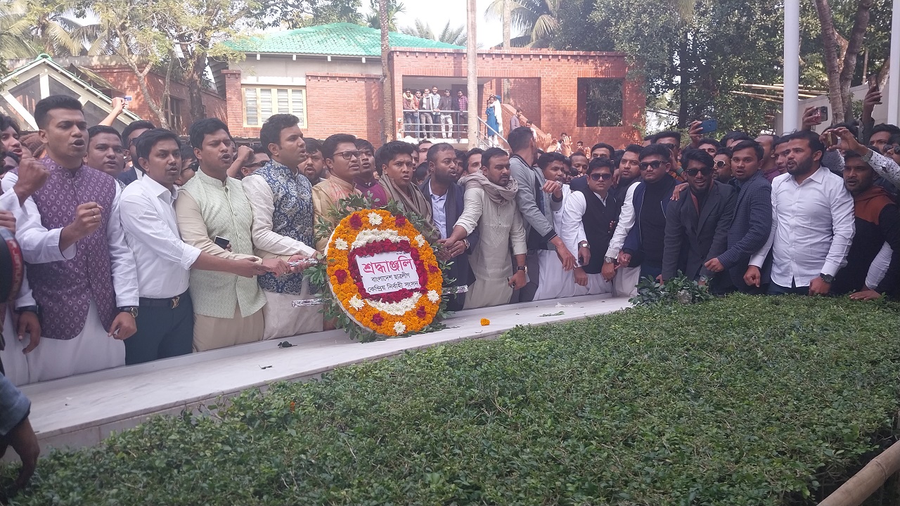 জাতির পিতা বঙ্গবন্ধু শেখ মুজিবুর রহমানের সমাধিতে শ্রদ্ধা নিবেদন করছেন বাংলাদেশ ছাত্রলীগের কেন্দ্রীয় কমিটির সদস্যরা। ছবি : কালবেলা