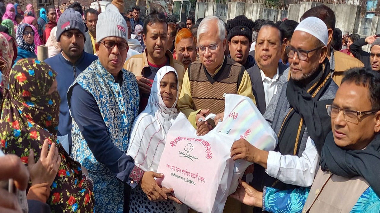 জাহেদি ফাউন্ডেশনের উদ্যোগে কম্বল বিতরণ। ছবি : কালবেলা