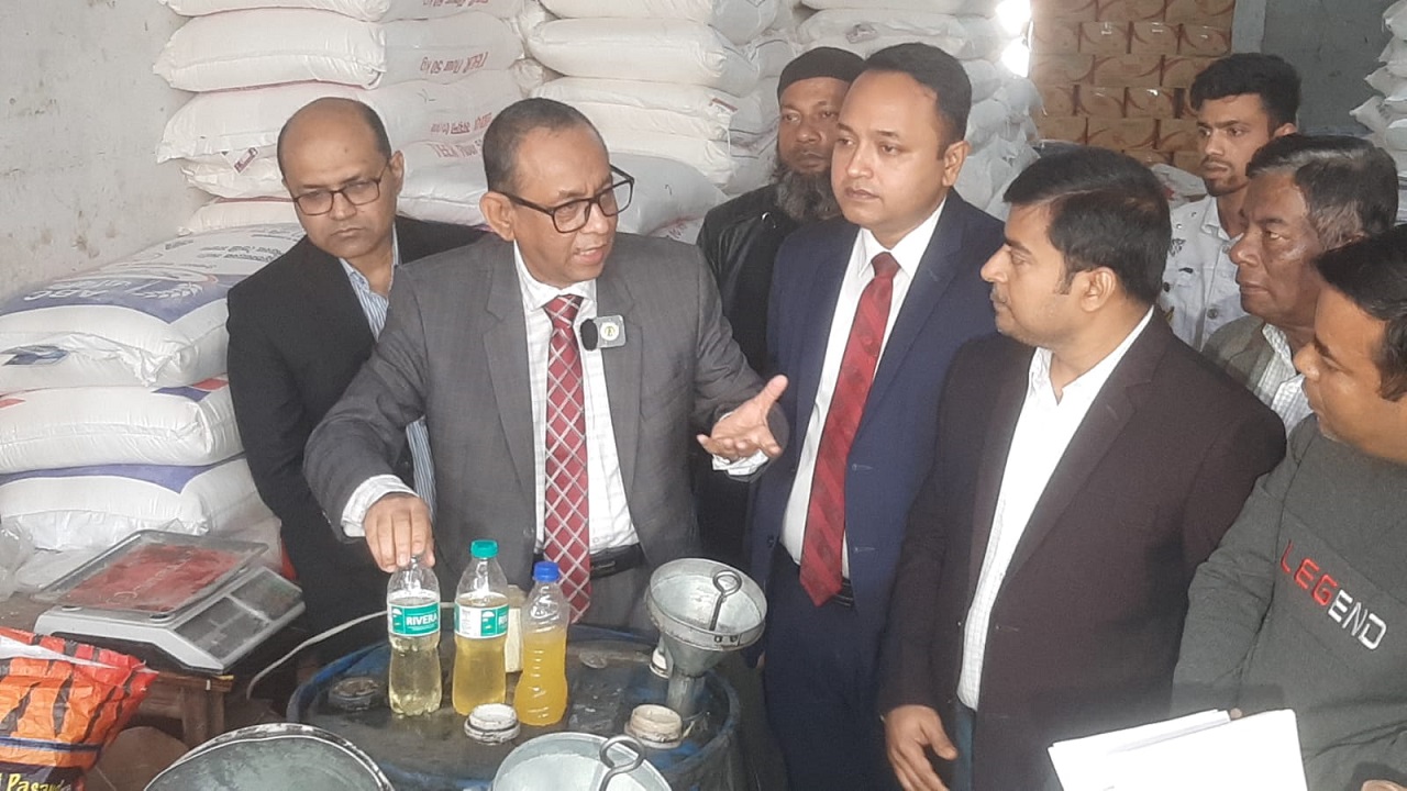 ভোক্তা অধিকার সংরক্ষণ অধিদপ্তরের অভিযান। ছবি : কালবেলা