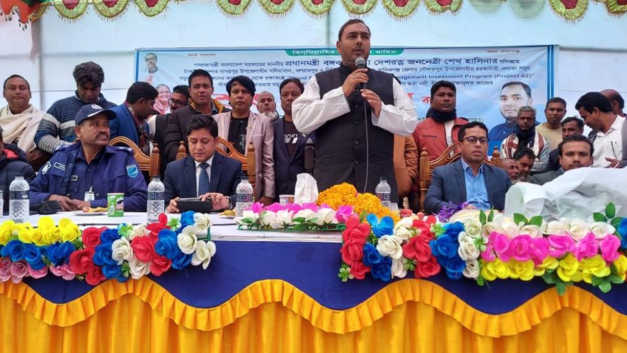 যমুনা তীরে জিও ব্যাগ দ্বারা নদী তীর প্রতিরক্ষামূলক কাজের উদ্বোধন করেন বাণিজ্য প্রতিমন্ত্রী আহসানুল ইসলাম টিটু। ছবি : কালবেলা