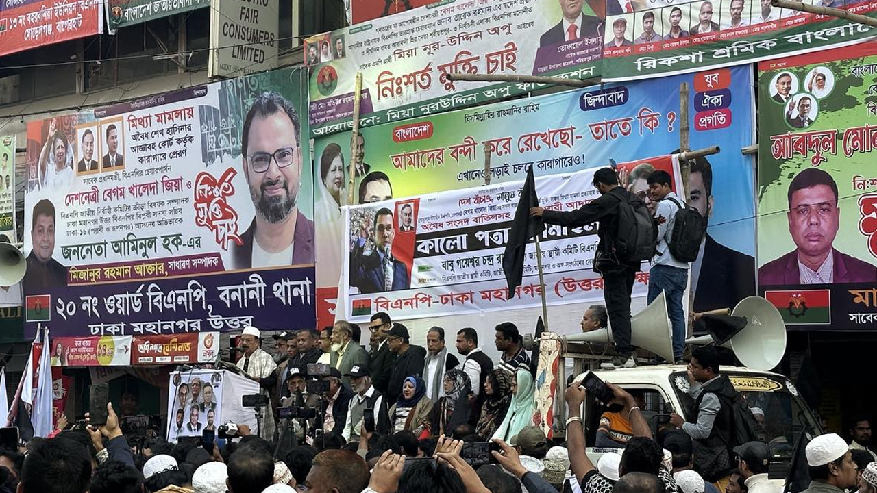 শনিবার বিকেলে কালো পতাকা মিছিল শেষে নয়াপল্টনে সমাবেশে বক্তব্য দেন বিএনপির স্থায়ী কমিটির সদস্য গয়েশ্বর চন্দ্র রায়। ছবি : কালবেলা