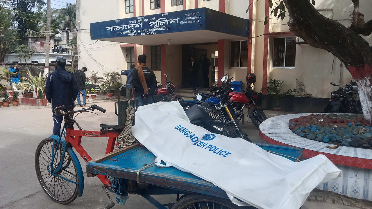 নিহত রিয়াদের মরদেহ উদ্ধার করে ময়নাতদন্তের ঝালকাঠি সদর হাসপাতালে নেওয়া হয়। ছবি : কালবেলা