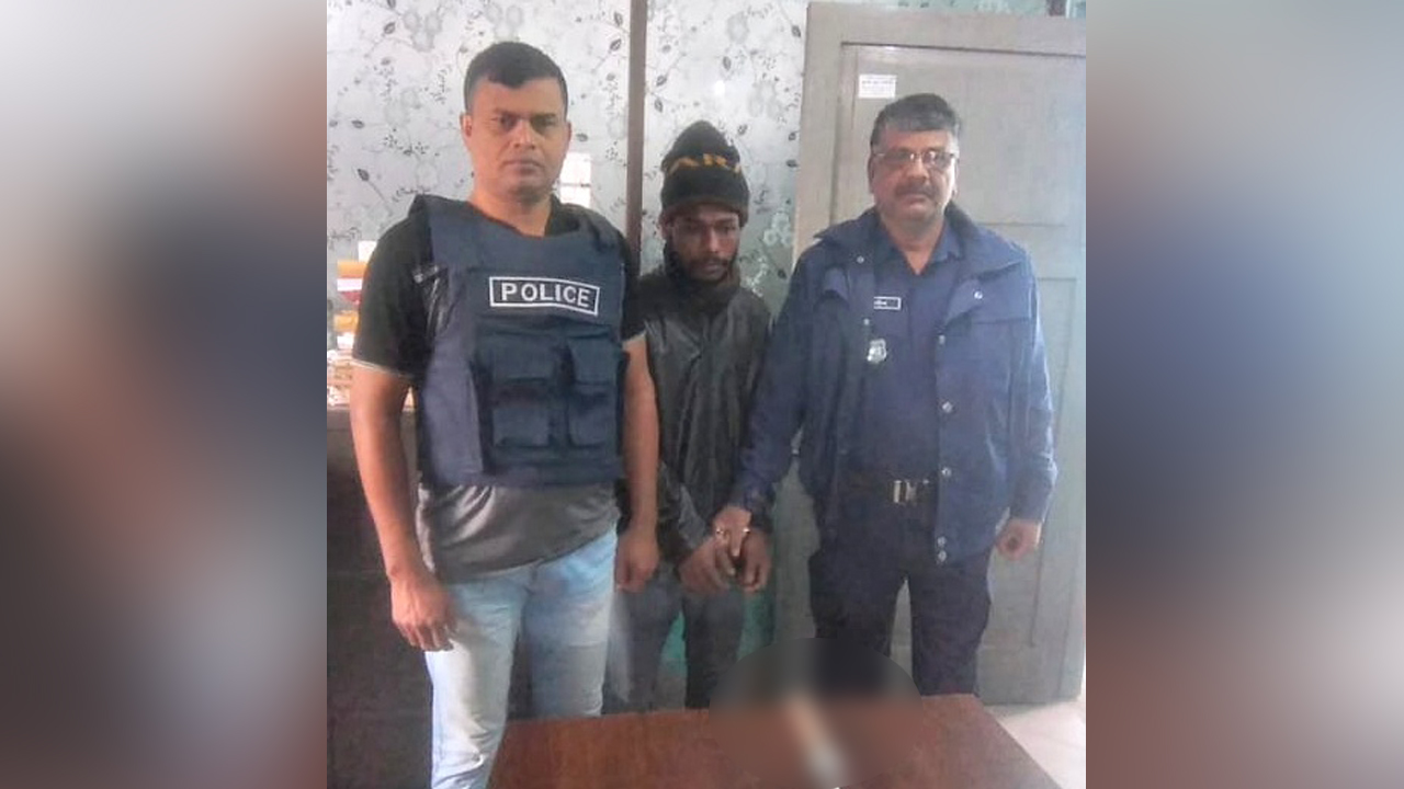 পাইপগানসহ গ্রেপ্তার আরাফাত হোসেন ওরফে অন্তর। ছবি : কালবেলা