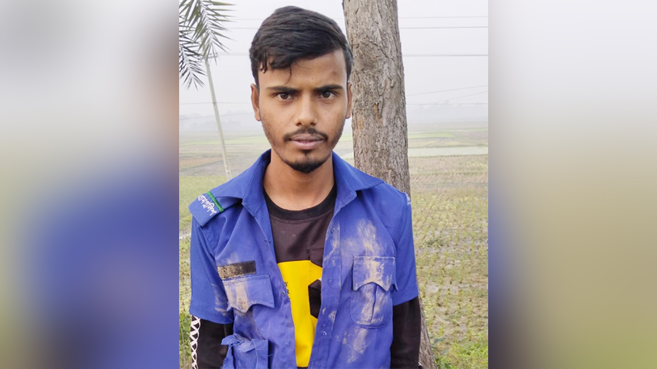 মাদকসেবীরা হাছানের ইউনিফর্ম ছিঁড়ে ফেলে এবং শরীরের বিভিন্ন জায়গায় পিটিয়ে জখম করে। ছবি : কালবেলা