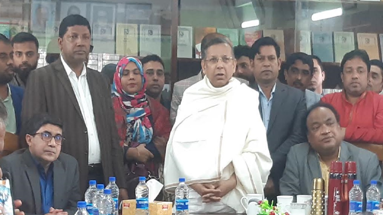 ব্রাহ্মণবাড়িয়ায় সাংবাদিকদের সঙ্গে আলাপকালে আইনমন্ত্রী। ছবি : কালবেলা
