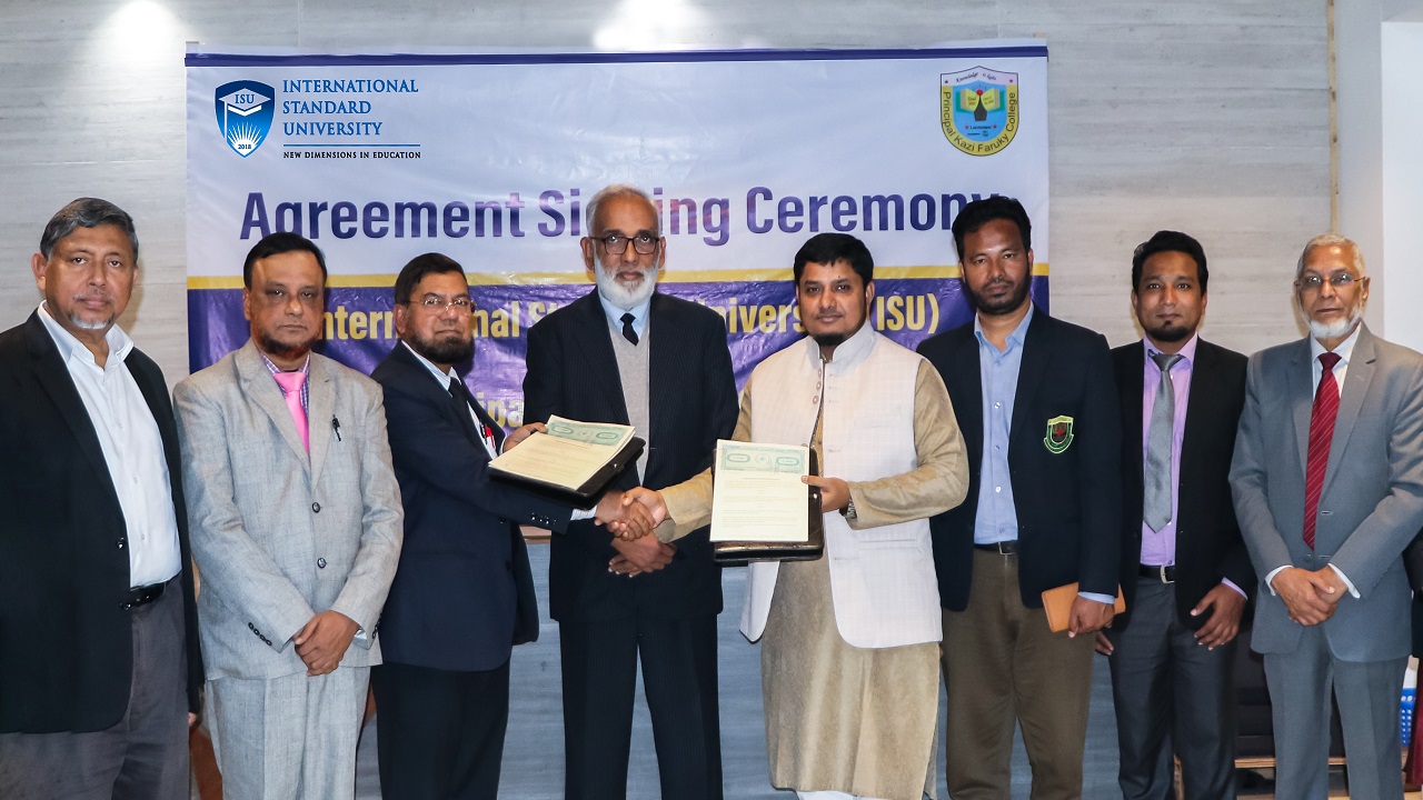 ভারপ্রাপ্ত ট্রেজারার এইচটিএম কাদের নেওয়াজ ও পিকেএফএসসি অধ্যক্ষ মু. নুরুল আমিন নিজ নিজ প্রতিষ্ঠানের পক্ষে এই সমঝোতা স্মারকে স্বাক্ষর করেন। ছবি : কালবেলা