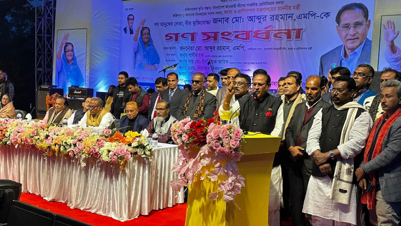 বোয়ালমারী উপজেলা আওয়ামী লীগের উদ্যোগে স্থানীয় পৌর বাস টার্মিনাল প্রাঙ্গণে আয়োজিত গণসংবর্ধনায় বক্তব্য রাখছেন আ. রহমান। ছবি : কালবেলা