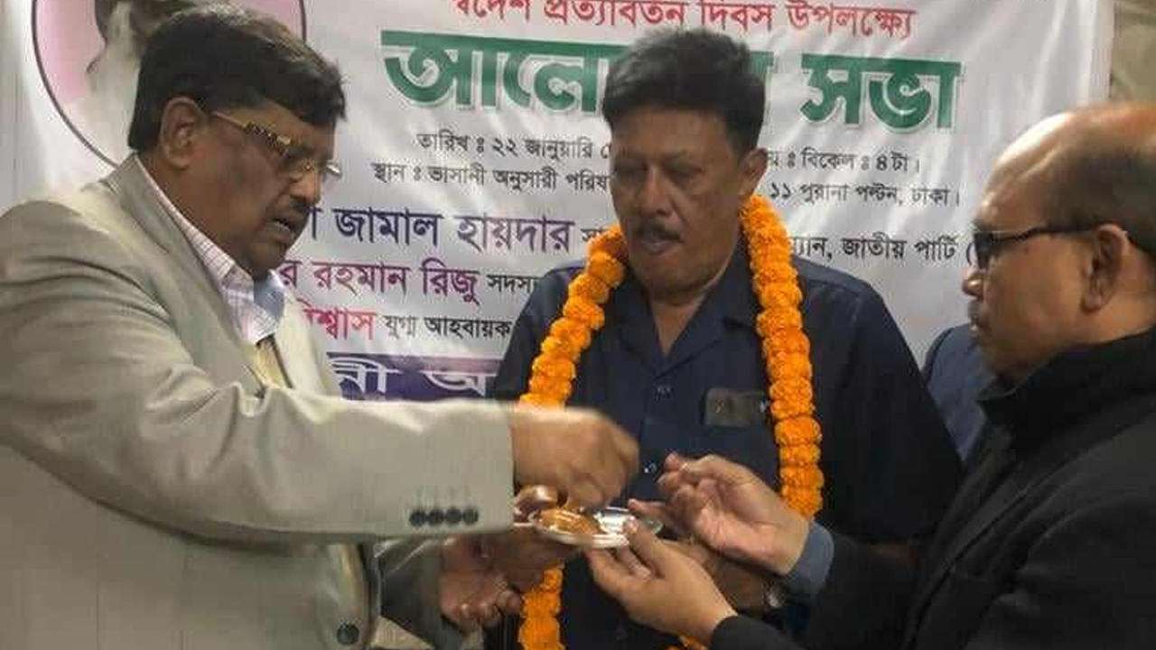 পুরানা পল্টনস্থ সংগঠনটির কার্যালয়ে অনুষ্ঠিত সংবর্ধনা অনুষ্ঠানে ভাসানী অনুসারী পরিষদের আহ্বায়ক শেখ রফিকুল ইসলাম বাবলু ও অন্যান্যরা। ছবি : সংগৃহীত