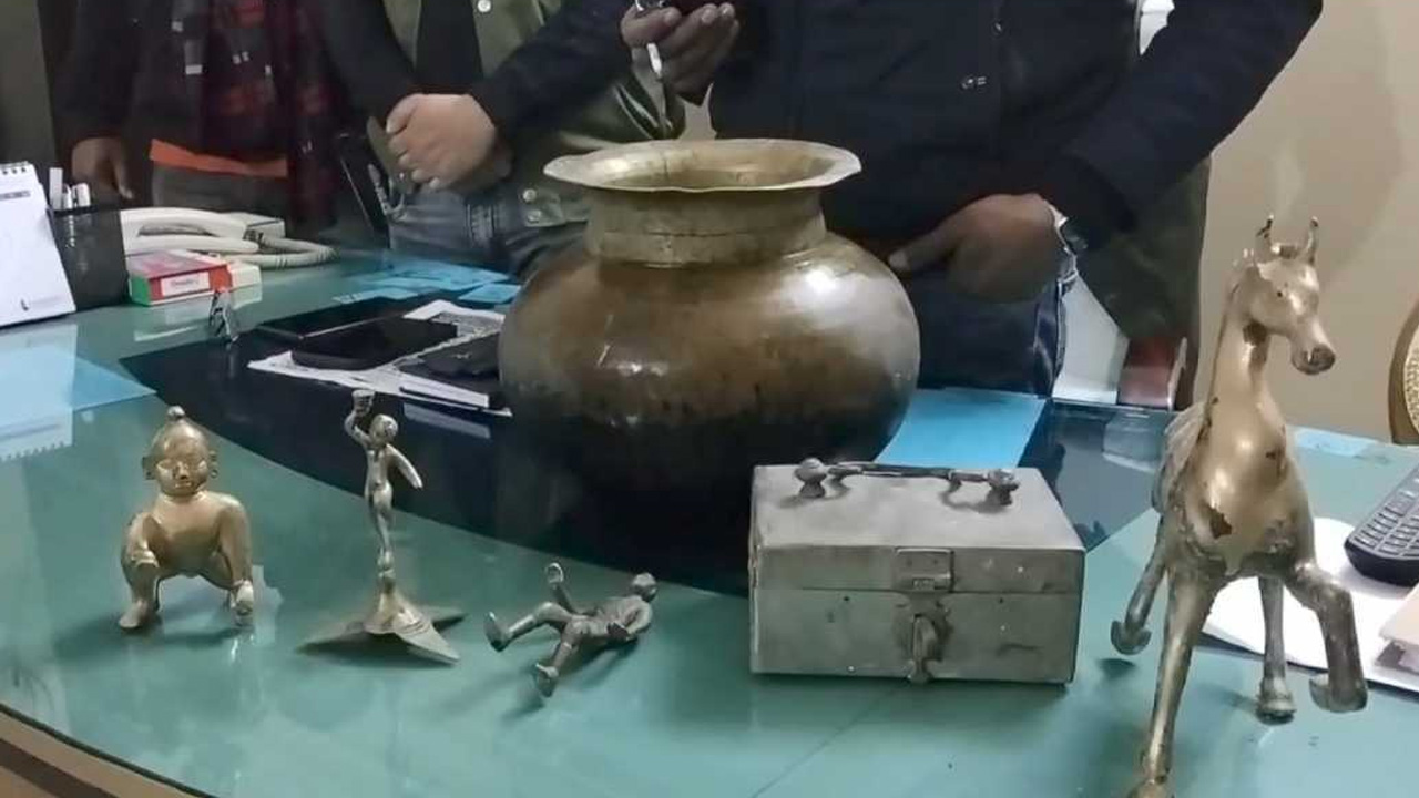 গ্রীক দেবতা হারকিউলিসের মূর্তি, শ্রীকৃষ্ণের বাল্যকালের মূর্তি, ঘোড়ার মূর্তি, পিতলে নির্মিত শিশু মূর্তি, হাড়ি ও নকশা খচিত বাক্স। ছবি : কালবেলা
