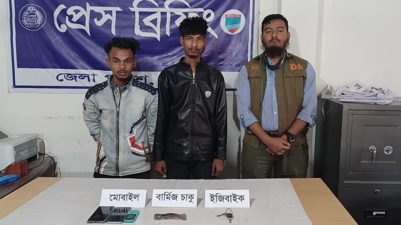 ইজিবাইক ছিনতাই চক্রের সদস্য রমজান খন্দকার ও সোহাগ গাজী। ছবি : সৌজন্য