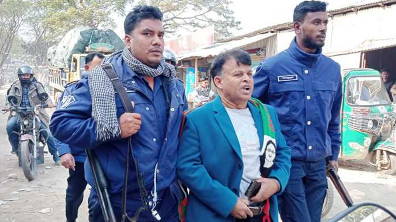 শরীয়তপুরে বাসস্ট্যান্ড দখল নিয়ে সংঘর্ষে আটক করে নিয়ে যাচ্ছে পুলিশ। ছবি : কালবেলা