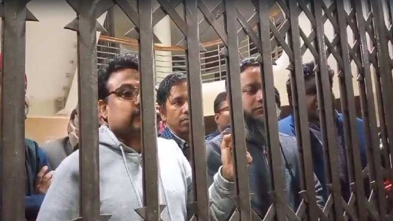 প্রশাসনিক ভবনে তালা দিলে অবরুদ্ধ হয়ে পড়েন শিক্ষকরাও। ছবি : কালবেলা