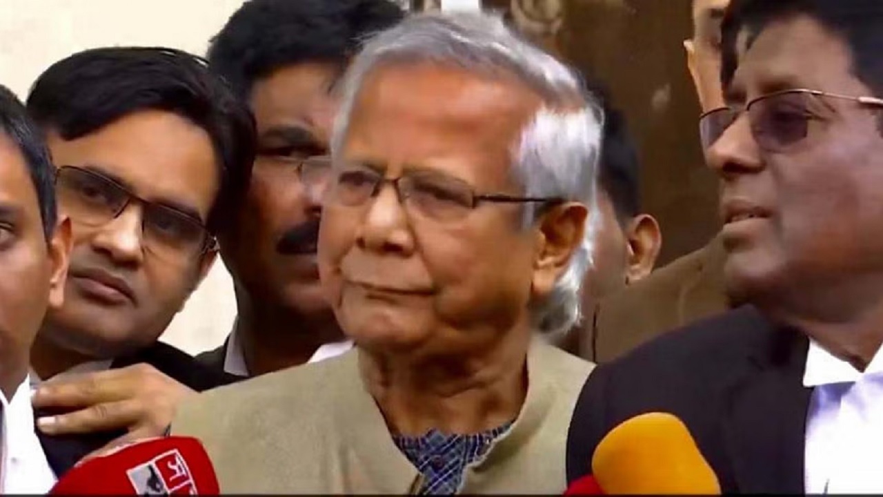 শ্রম আদালতে গিয়ে সাংবাদিকদের সঙ্গে কথা বলেন ড. ইউনূস। ছবি : সংগৃহীত