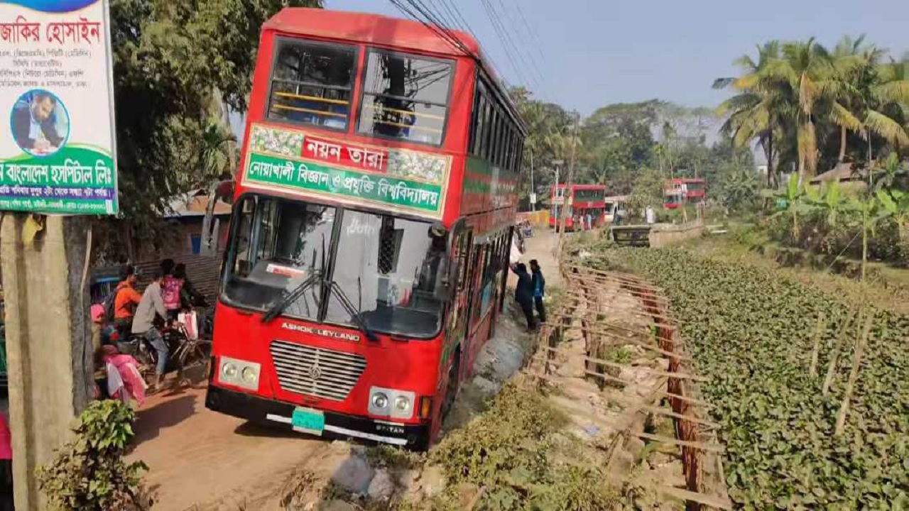 শতাধিক শিক্ষার্থী নিয়ে দুর্ঘটনার কবলে নোবিপ্রবি বাস। ছবি : কালবেলা