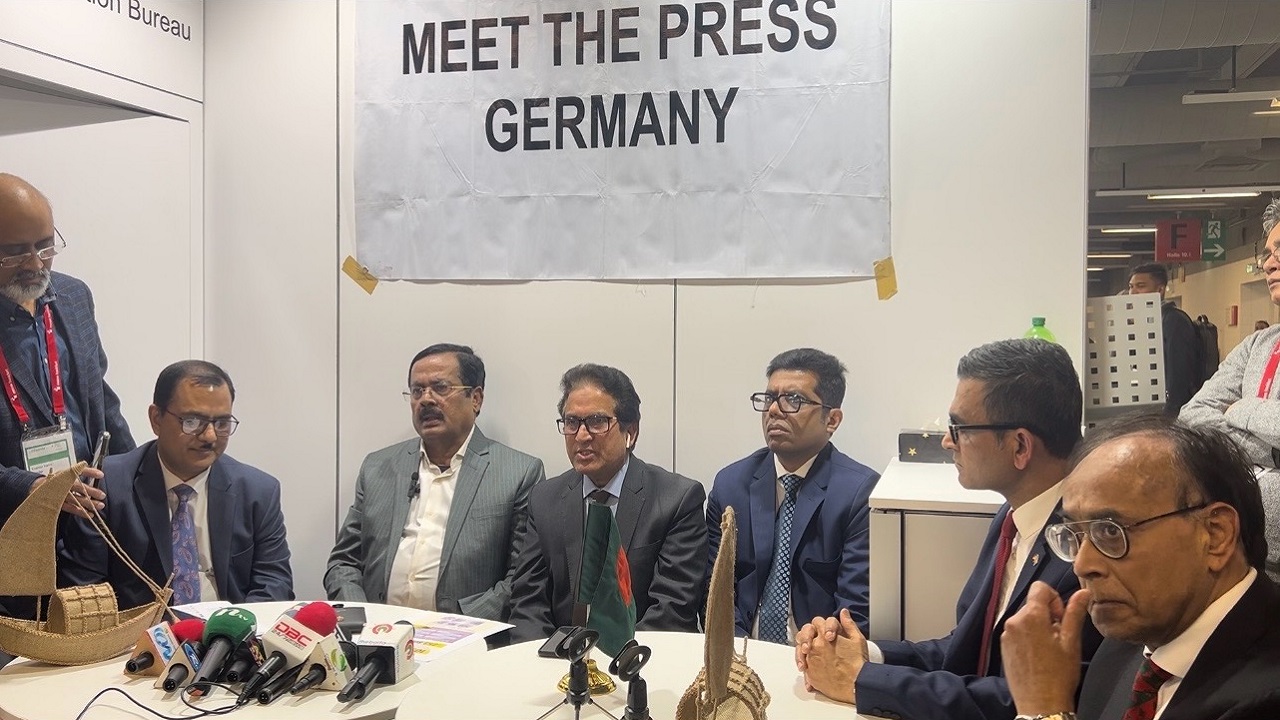 জার্মানিতে সংবাদ সম্মেলনে জাহাঙ্গীর কবির নানক। ছবি : কালবেলা