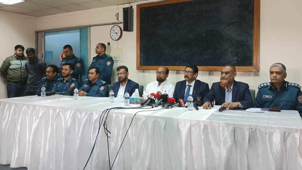 রাজধানীর তেজগাঁও শিল্পাঞ্চল এলাকায় ডিএনসির উত্তরা কার্যালয়ে আয়োজিত এক সংবাদ সম্মেলনে নিয়ন্ত্রণ অধিদপ্তরের মহাপরিচালক মুস্তাকীম বিল্লাহ ফারুকী ও অন্যরা। ছবি : সংগৃহীত