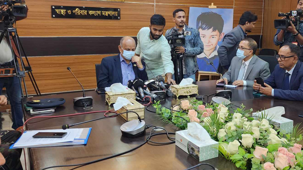 সচিবালয়ে স্বাস্থ্য মন্ত্রণালয়ের সভাকক্ষে কথা বলেন স্বাস্থ্য ও পরিবার কল্যাণমন্ত্রী ডা. সামন্ত লাল সেন। ছবি : কালবেলা