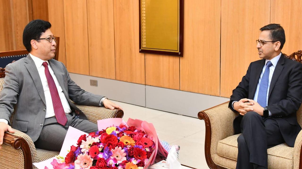 জনপ্রশাসনমন্ত্রী ফরহাদ হোসেনের সাথে ঢাকায় নিযুক্ত ভারতের হাইকমিশনার প্রণয় ভার্মা সৌজন্য সাক্ষাৎ করেন। ছবি : কালবেলা