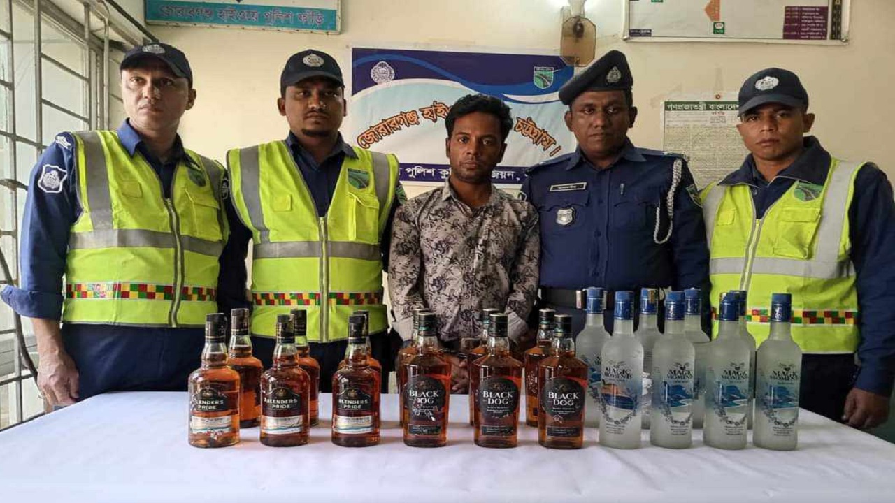 বিদেশি মদসহ আটক রিপন। ছবি : কালবেলা
