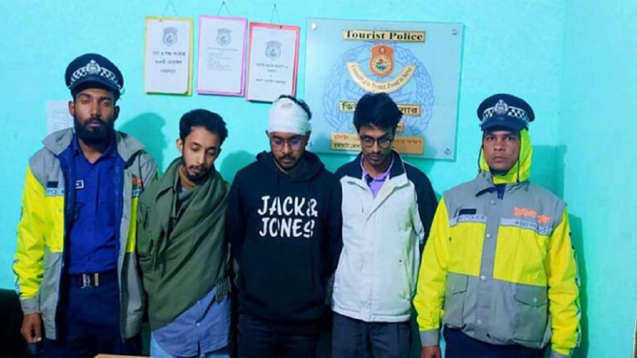 মদ্যপ অবস্থায় স্থানীয় ব্যবসায়ীদের মারধরের অভিযোগে আটক বরিশাল বিশ্ববিদ্যালয়ের তিন শিক্ষার্থী। ছবি : কালবেলা