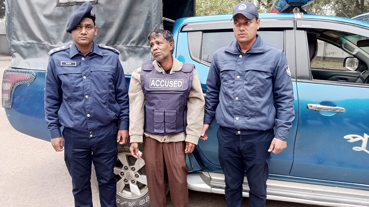 সত্য চন্দ্র শীলকে গ্রেপ্তারের সময়ের ছবি : কালবেলা