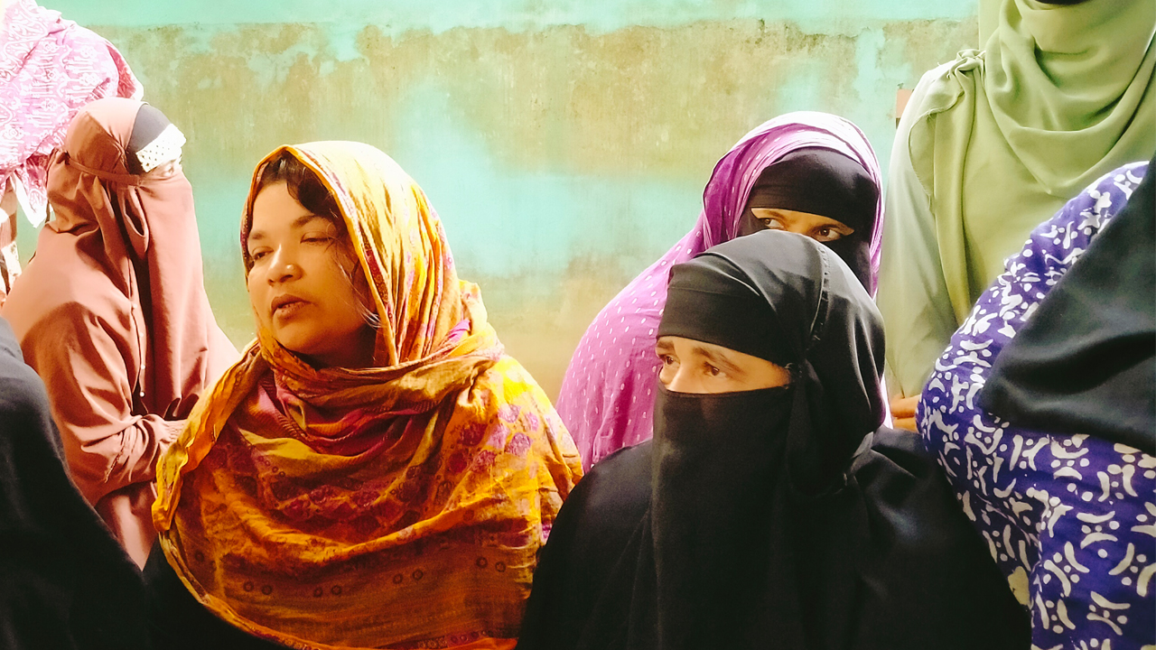 নিহতদের বাড়িতে স্বজনদের আহাজারি। ছবি : কালবেলা