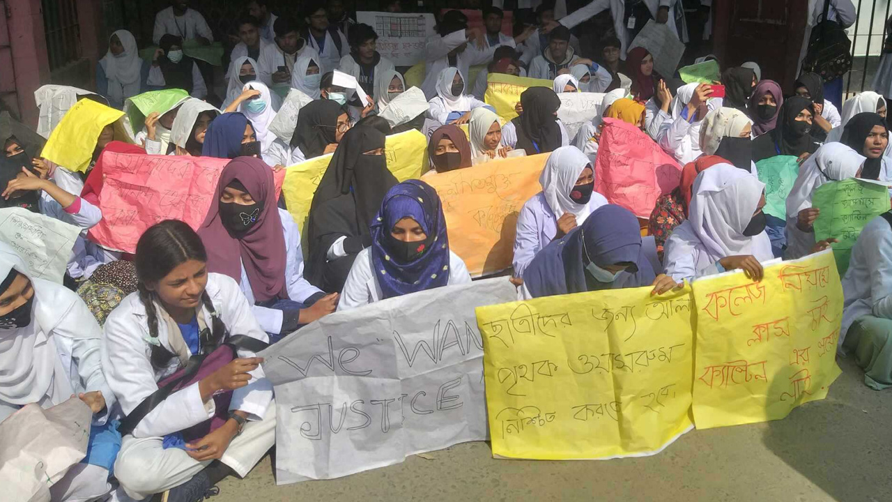 ১১ দফা দাবিতে অবস্থান কর্মসূচি পালন করেন শিক্ষার্থীরা। ছবি : কালবেলা