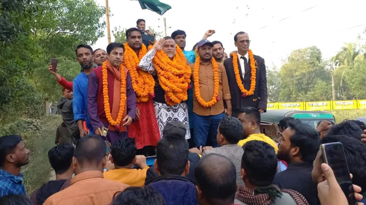 জি কে গউছকে ফুল দিয়ে বরণ করেন বিএনপির স্থানীয় নেতাকর্মীরা। ছবি : কালবেলা