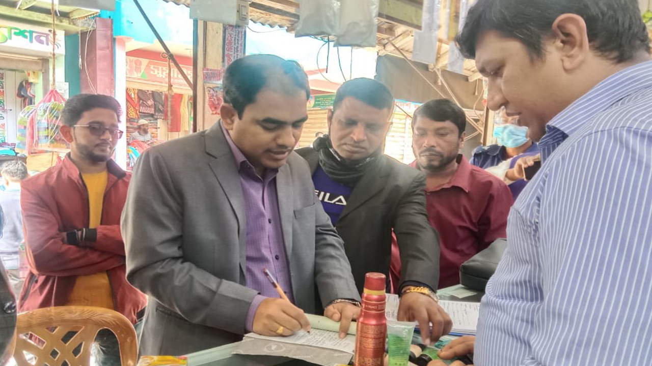 বরগুনার তালতলীতে ভোক্তা অধিকার সংরক্ষণ অধিদপ্তরের অভিযান। ছবি : কালবেলা
