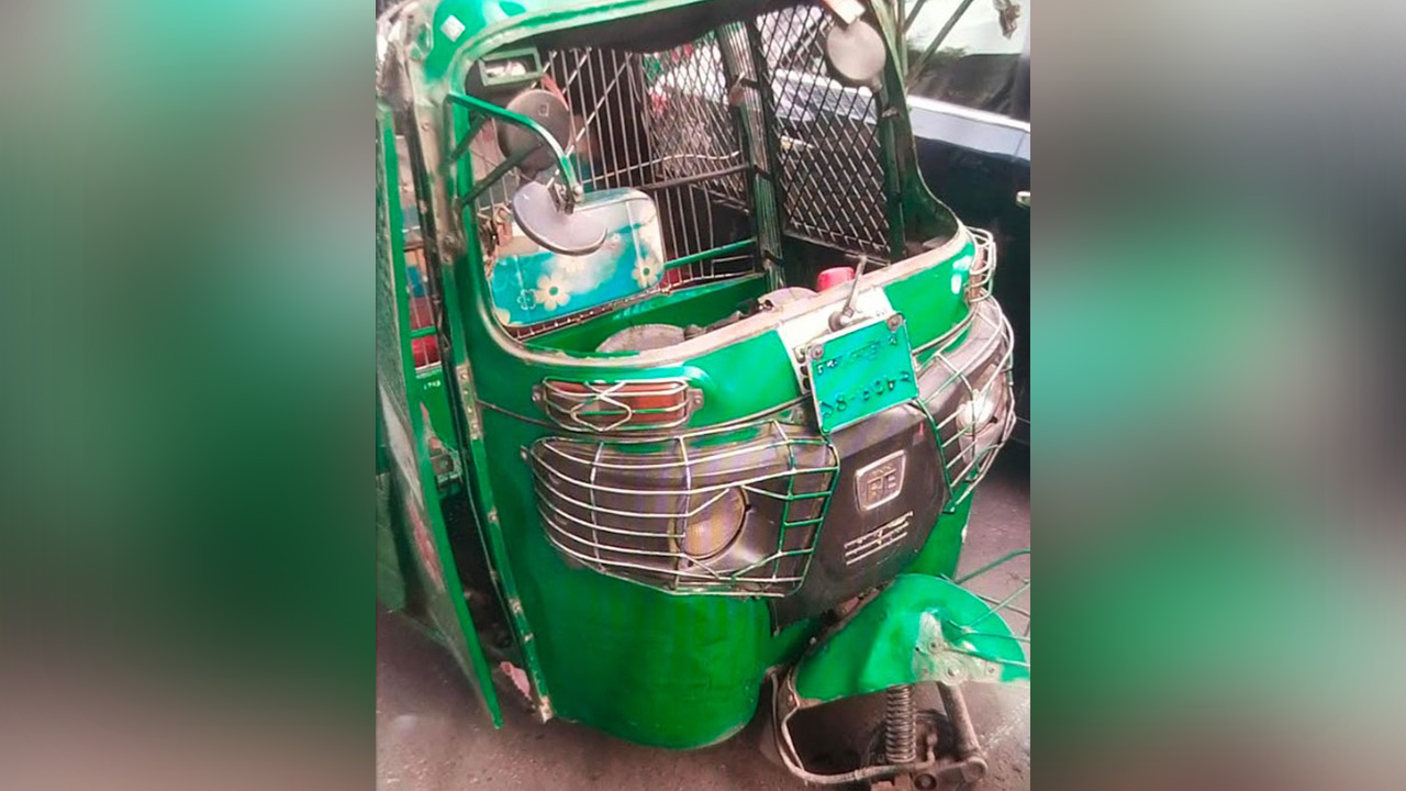 হাতিরঝিলে নিয়ন্ত্রণ হারিয়ে উল্টে যাওয়া সিএনজি চালিত অটোরিকশা। ছবি : সংগৃহীত