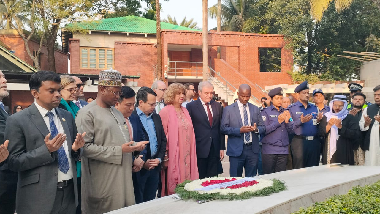গোপালগঞ্জের টুঙ্গিপাড়ায় ১৪ দেশের অনাবাসিক রাষ্ট্রদূতের শ্রদ্ধা।