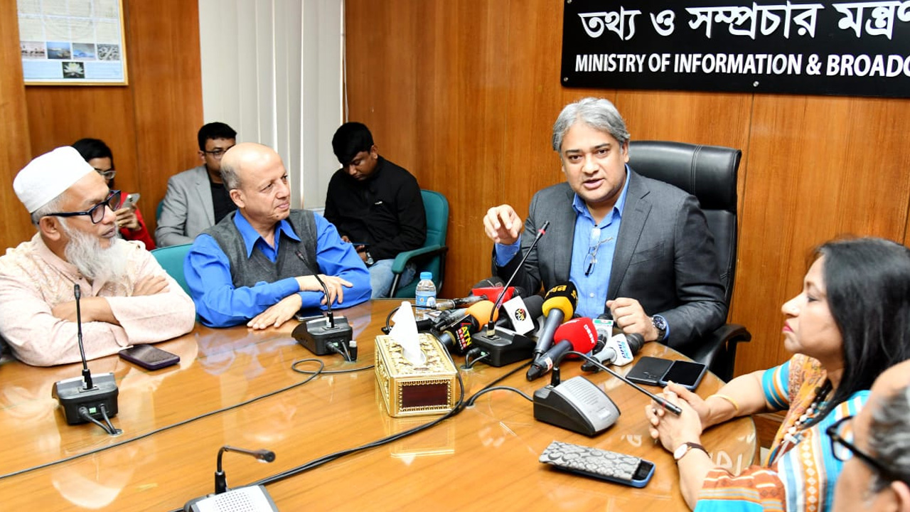 সচিবালয়ে জাতীয় প্রেস ক্লাবের নেতাদের সঙ্গে মতবিনিময় করেন মোহাম্মদ আরাফাত। ছবি : সৌজন্য