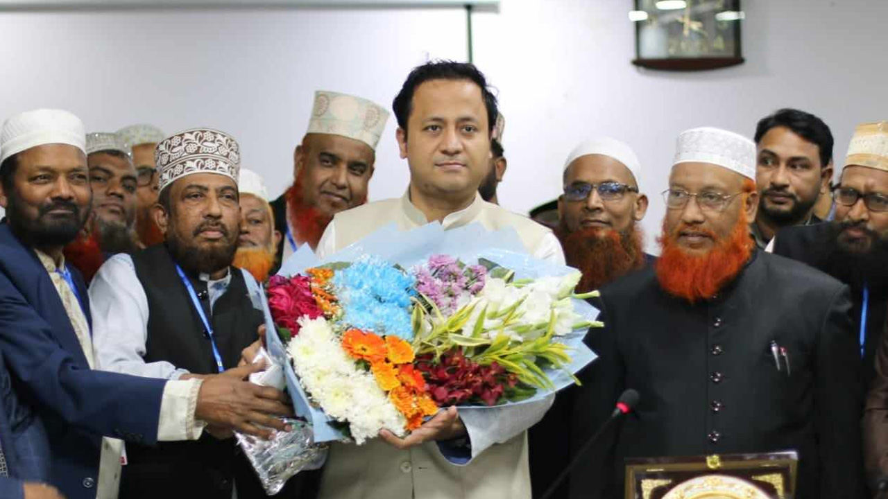 মাদ্রাসা শিক্ষক পরিষদের সঙ্গে মতবিনিময় করেছেন মহিবুল হাসান চৌধুরী নওফেল। ছবি : সংগৃহীত