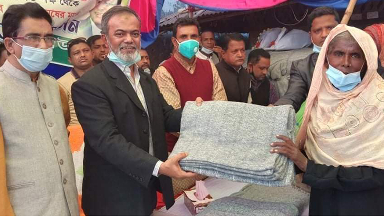 রাঙ্গুনিয়ায় এনএনকে ফাউন্ডেশনের মাধ্যমে দরিদ্রদের মাঝে শীতবস্ত্র বিতরণ করা হয়। ছবি : কালবেলা