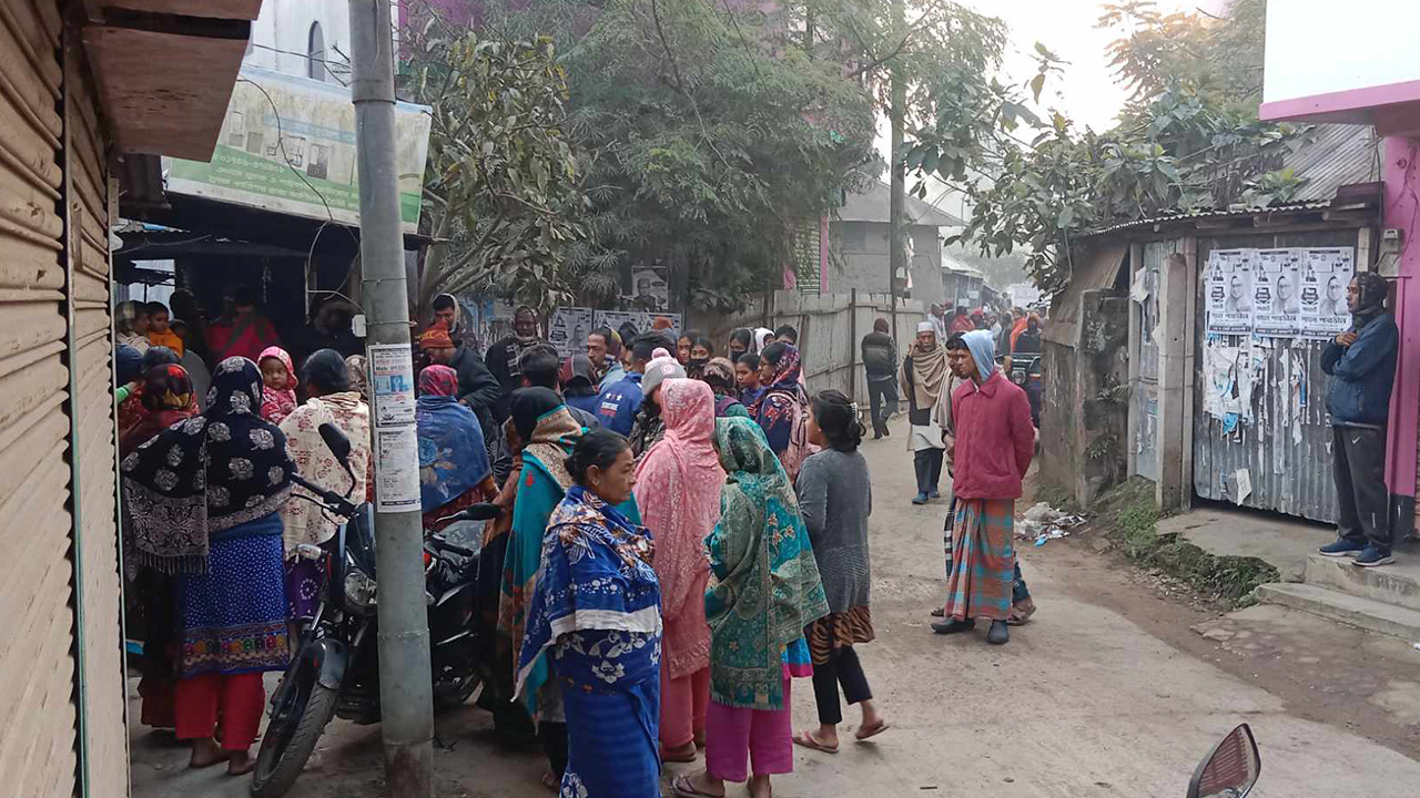 একই পরিবারের তিনজনের গলাকাটা মরদেহ দেখতে স্থানীয়দের ভিড়। ছবি : কালবেলা