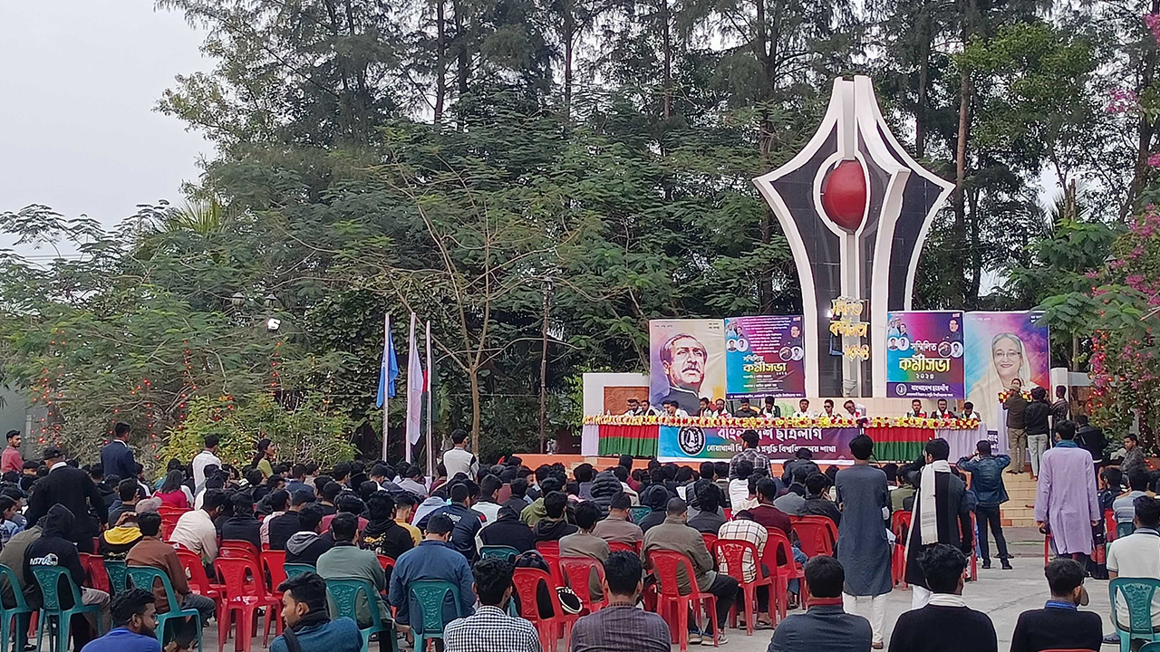 নোয়াখালী বিজ্ঞান ও প্রযুক্তি বিশ্ববিদ্যালয়ে ছাত্রলীগের সম্মিলিত কর্মিসভায় অংশগ্রহণকারী। ছবি : কালবেলা