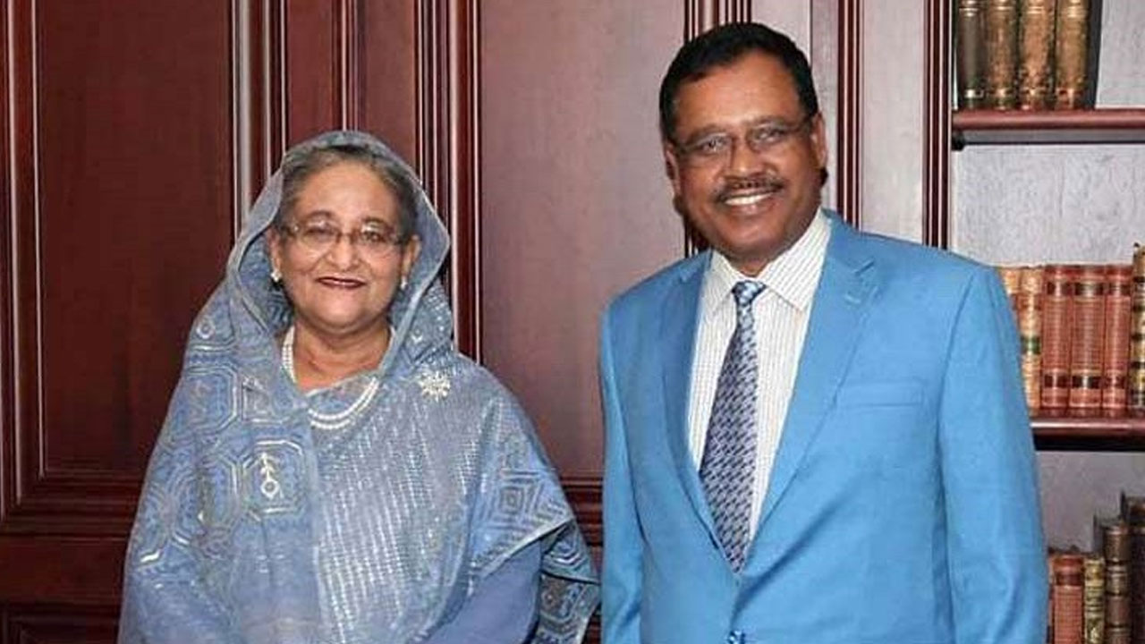 প্রধানমন্ত্রীর সঙ্গে ‘স্পিচ রাইটার’ মো. নজরুল ইসলাম। ছবি : সংগৃহীত