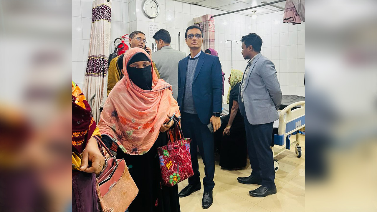 ফেনীতে হাসপাতাল লাইসেন্স নবায়নের পর পরিদর্শন করছেন জেলা স্বাস্থ্য বিভাগের একটি টিম। ছবি : কালবেলা