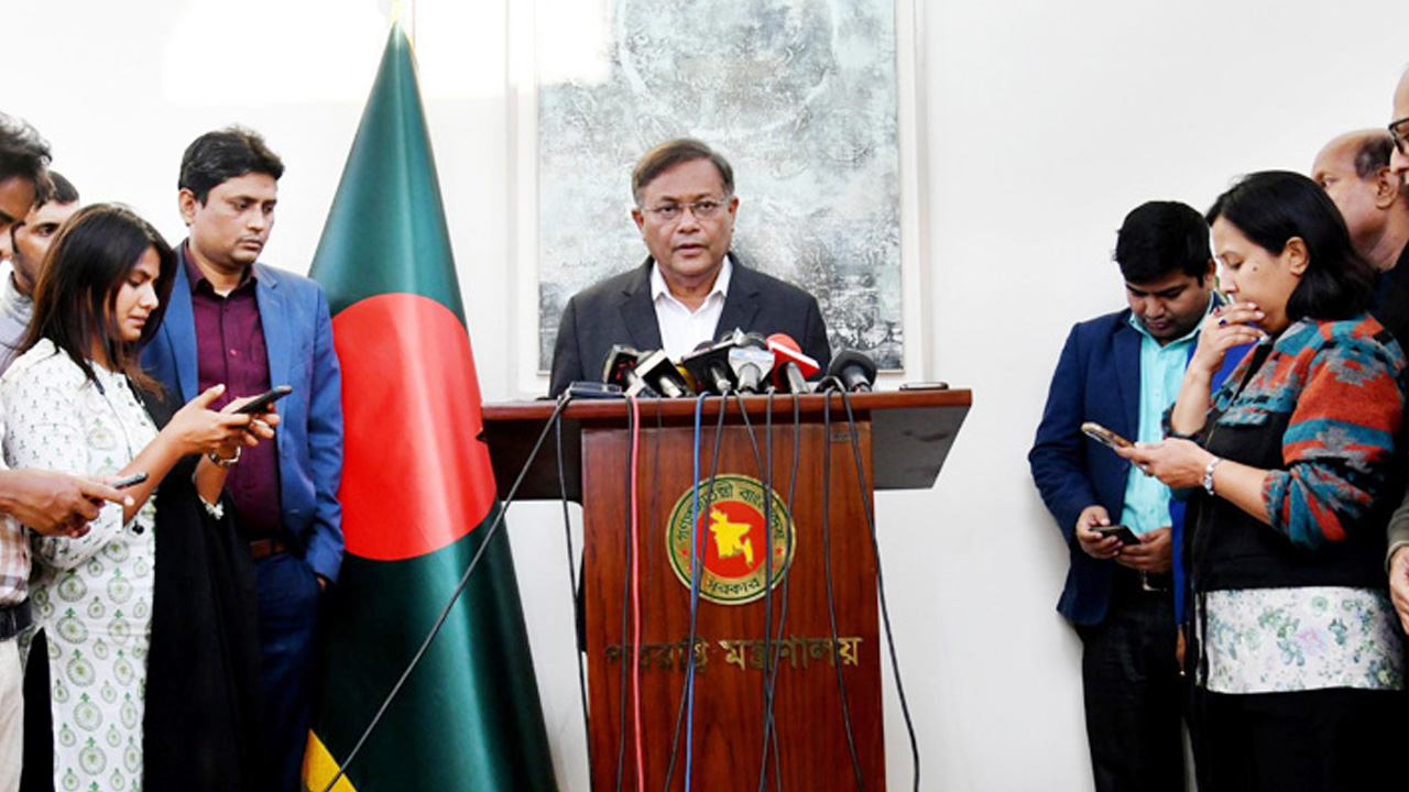 রাজধানীর ফরেন সার্ভিস একাডেমিতে নর্থ মেসিডোনিয়া, হাঙ্গেরিসহ পূর্ব ইউরোপের ১৪ দেশের অনাবাসিক রাষ্ট্রদূতের সঙ্গে সৌজন্য সাক্ষাৎ শেষে ব্রিফিংয়ে কথা বলেন হাছান মাহমুদ। ছবি : সংগৃহীত