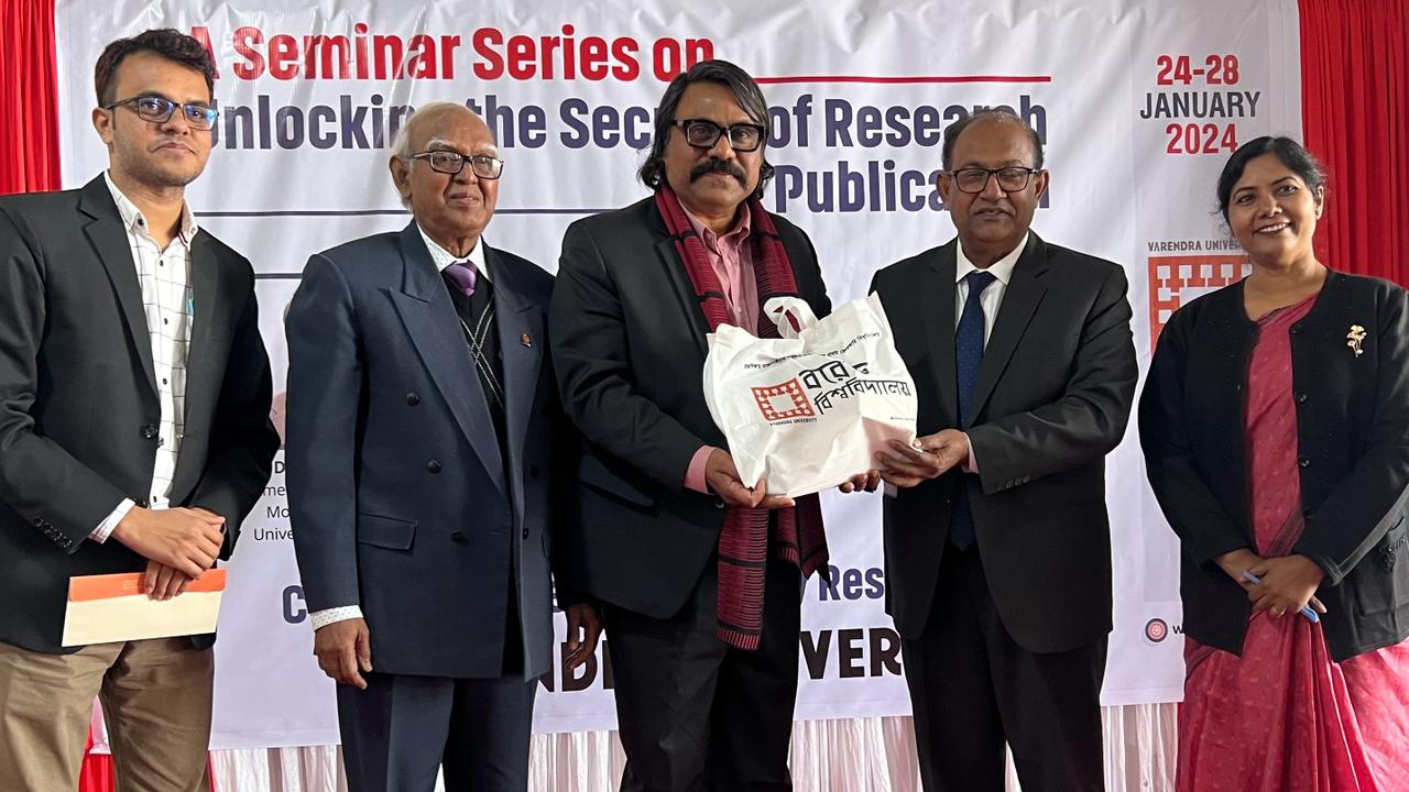 ‘আনলকিং দ্য সিক্রেটস অব রিসার্চ অ্যান্ড পাবলিকেশনস’ শীর্ষক সেমিনারে রবীন্দ্র উপাচার্য। ছবি : সৌজন্য