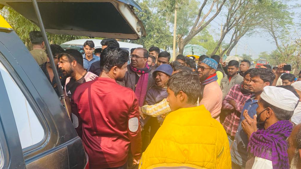 মৌলভীবাজারের কুলাউড়ায় সড়ক দুর্ঘটনার পর ঘটনাস্থলের চিত্র। ছবি : কালবেলা