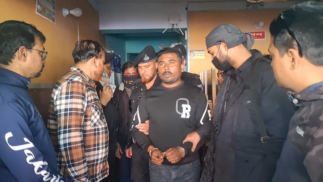 সাতক্ষীরায় ভুয়া ডাক্তার গ্রেপ্তার। ছবি : কালবেলা