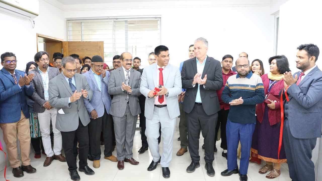 ঢাকার সফিউদ্দিন শিল্পালয়ে ছবি প্রদর্শনী অনুষ্ঠিত হয়েছে। ছবি : কালবেলা