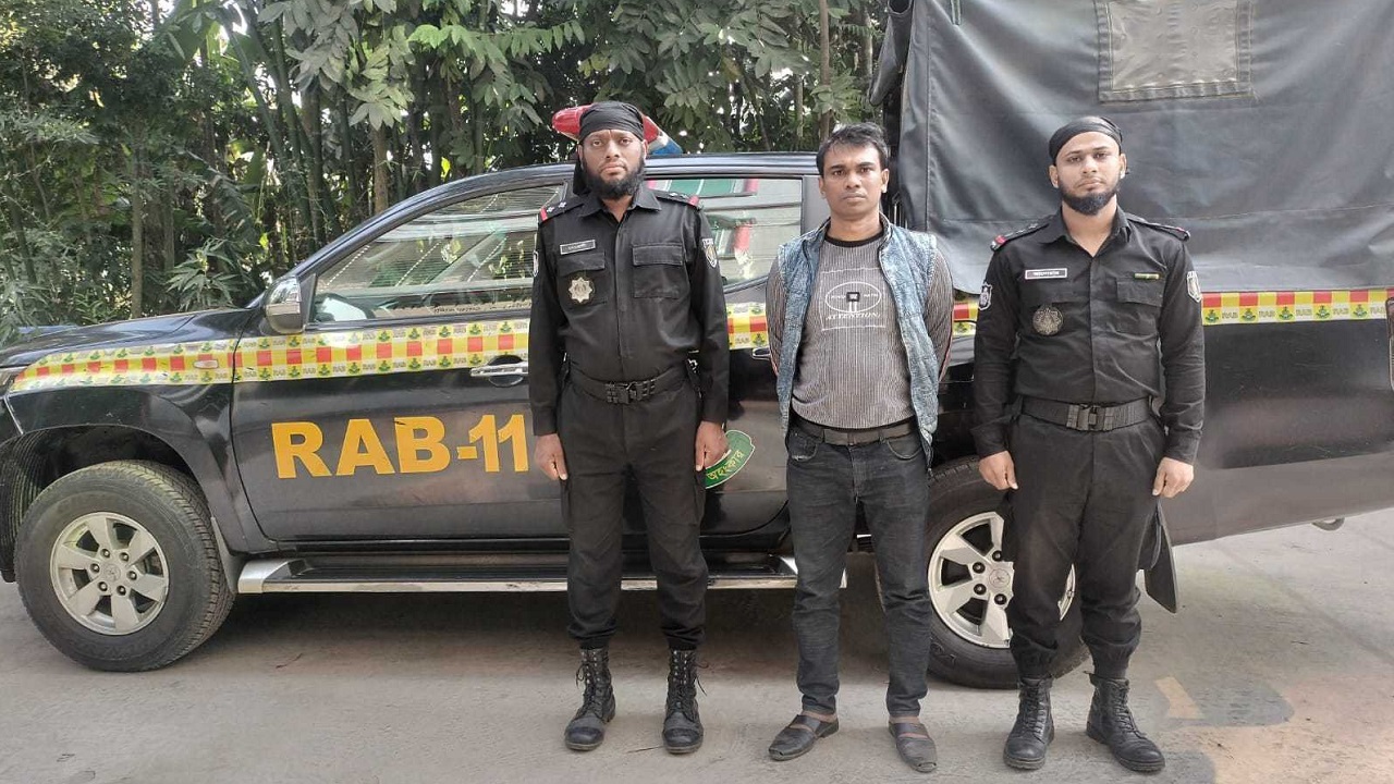 র‍্যাবের হাতে গ্রেপ্তার হয় জোবায়ের হোসেন। ছবি : কালবেলা