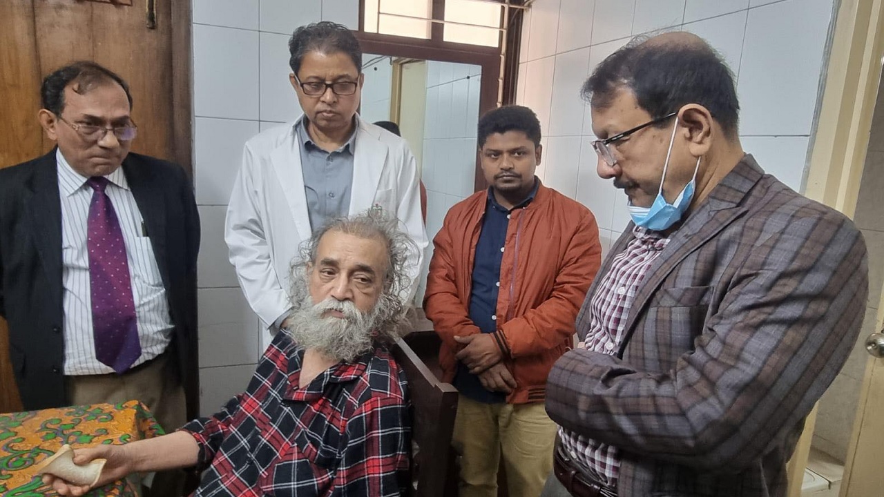 বঙ্গবন্ধু শেখ মুজিব মেডিকেল বিশ্ববিদ্যালয়ে চিকিৎসাধীন কবি অসীম সাহাকে দেখতে যান কবি কামাল চৌধুরী। ছবি : সংগৃহীত