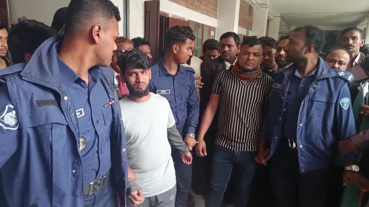 ব্রাহ্মণবাড়িয়ার কসবায় কৃষক রহিজ মিয়া হত্যা মামলায় আদালত চত্বরে দণ্ডপ্রাপ্তারা। ছবি : কালবেলা